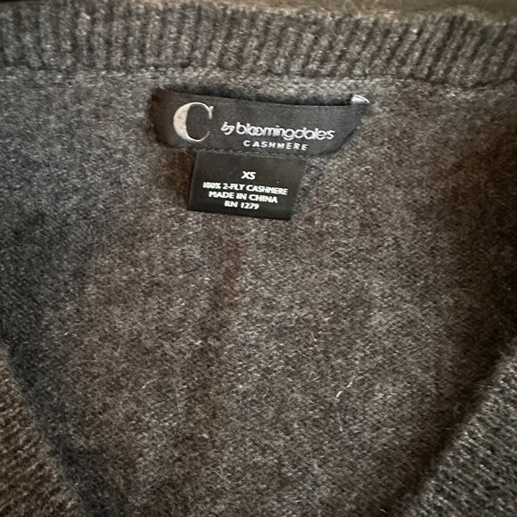 C by Bloomingdale's grey v-neck 2-ply cashmere sweater. Good condition. Size XS. - Picture 5 of 9